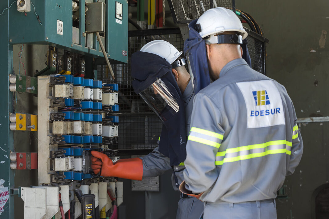 La Secretaría de Energía de la Nación anunció un plan para combatir los cortes de luz en el Conurbano con baterías, que recién se efectuaría en 2026.