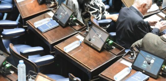 En estas elecciones 2025, 19 dirigentes de la Legislatura bonaerense no podrán retener sus bancas debido a la ley de reelecciones indefinidas.