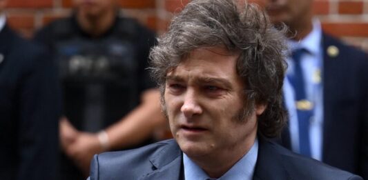 El presidente Javier Milei reconoció que "se comió un cachetazo" por difundir la criptomoneda $LIBRA y afirmó que los que invirtieron conocían los riesgos.