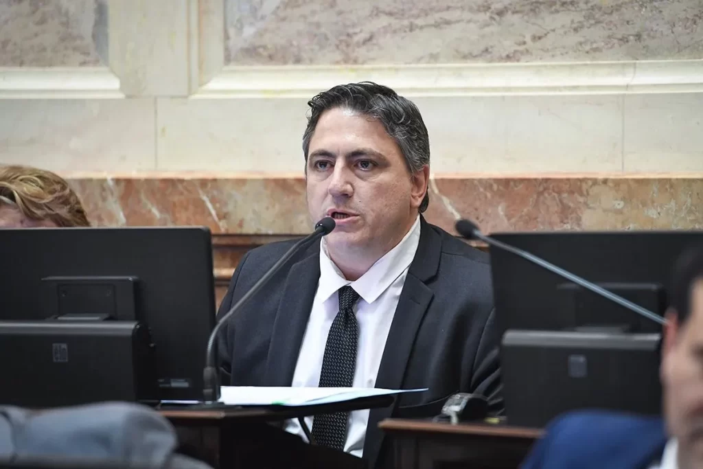 El exsenador de la La Libertad Avanza, Francisco Paoltroni tomó la iniciativa para evitar que el Senado sesione el jueves, una jugada que generó malestar en la Casa Rosada.