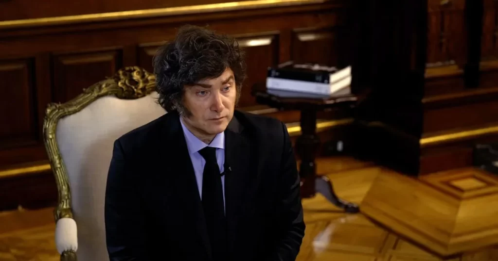 En un fragmento "filtrado" de la entrevista, Milei mencionó al ministro de Justicia, Mariano Cúneo Libarona, como la persona encargada de asumir el aspecto legal, hasta que fue interrumpido por Santiago Caputo. 