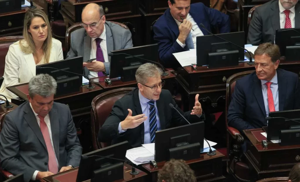 Los senadores de la UCR, Eduardo Vischi, Pablo Blanco, Martín Lousteau, Daniel Kroneberguer y Flavio Fama impulsan una comisión investigadora sobre el caso $Libra.