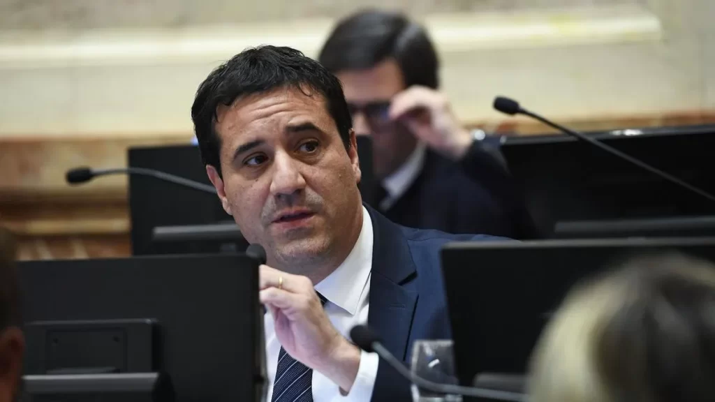 Si bien el senador de la UCR, Maximiliano Abad no confirmó su voto, su entorno asegura que considera a las PASO como un sistema “necesario, perfectible, pero necesario”.