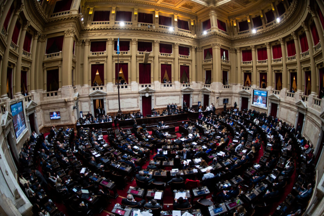 Diputados de distintos bloques debaten para convocar al Gabinete de Milei para que den explicaciones sobre la criptoestafa.