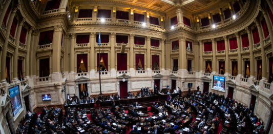 Diputados de distintos bloques debaten para convocar al Gabinete de Milei para que den explicaciones sobre la criptoestafa.