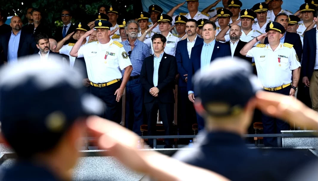 Axel Kicillof expulsó y denunció por sedición a 18 efectivos de la Policía Bonaerense que abandonaron sus funciones para reclamar mejoras salariales.