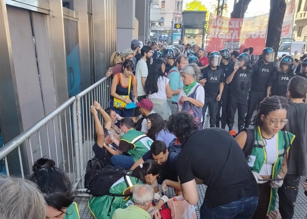 En el marco de la marcha de jubilados en el Congreso, efectivos realizaron una represión policial contra los presentes. Una mujer se descompensó.
