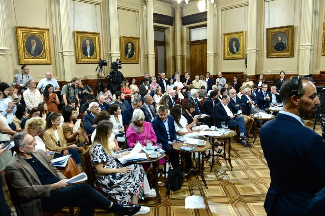 Con 11 firmas, el oficialismo logró este miércoles dictamen favorable para el proyecto de Ficha Limpia. Sin embargo, no será incluido en la sesión del jueves.