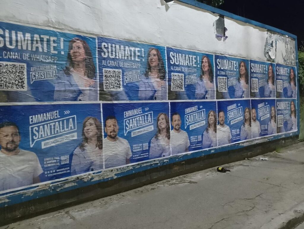 Avellaneda: Los afiches no solo muestran a Santalla junto a Cristina Kirchner, sino que además invitan a sumarse a un canal de WhatsApp de La Cámpora.