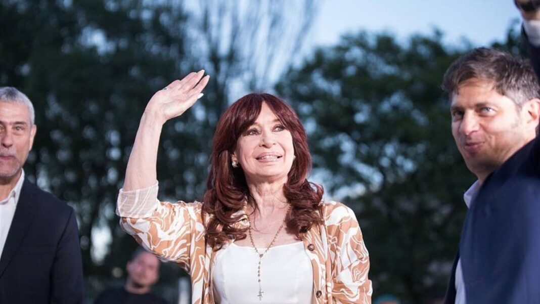 Tras una semana caliente, la ex presidenta Cristina Kirchner dará el presente este sábado en un Congreso Educativo en la Facultad de Ciencias Sociales de la UBA. Los detalles.