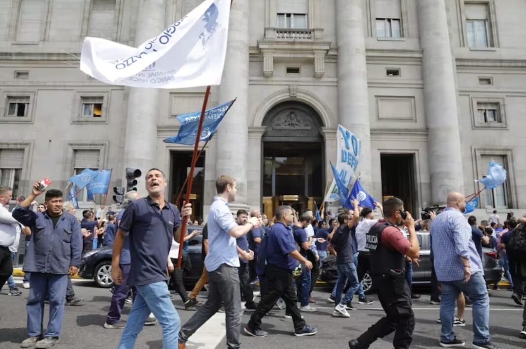 La Bancaria rechazó el decreto que convierte al Banco Nación en S.A. y advierten que es el paso previo a una privatización.