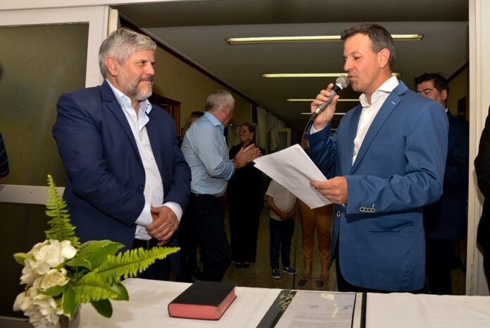 El exdiputado bonaerense Fabio Britos junto con el intendente de Roque Pérez, Maximiliano Sciani.