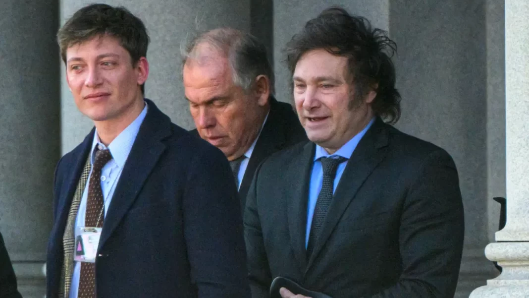 El asesor presidencial de Milei, Santiago Caputo, se sumará al viaje a Estados Unidos, con el objetivo de superar los golpes que causó el escándalo cripto.