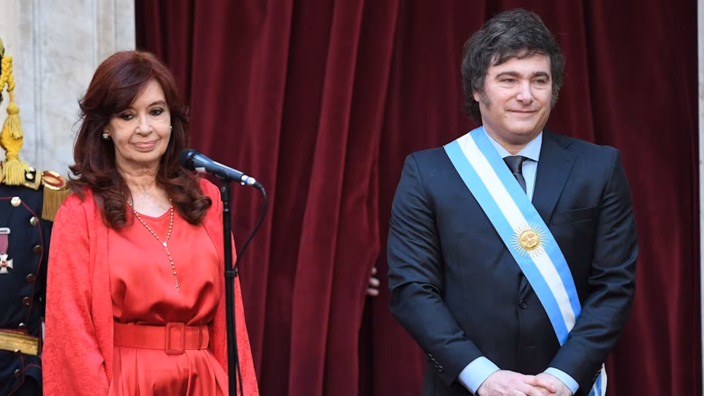 Cristina Kirchner comparó la acción de Javier Milei con la administración de Mauricio Macri, al señalar que ambos gobiernos buscaron judicializarla para desviar la atención de otros problemas del país.