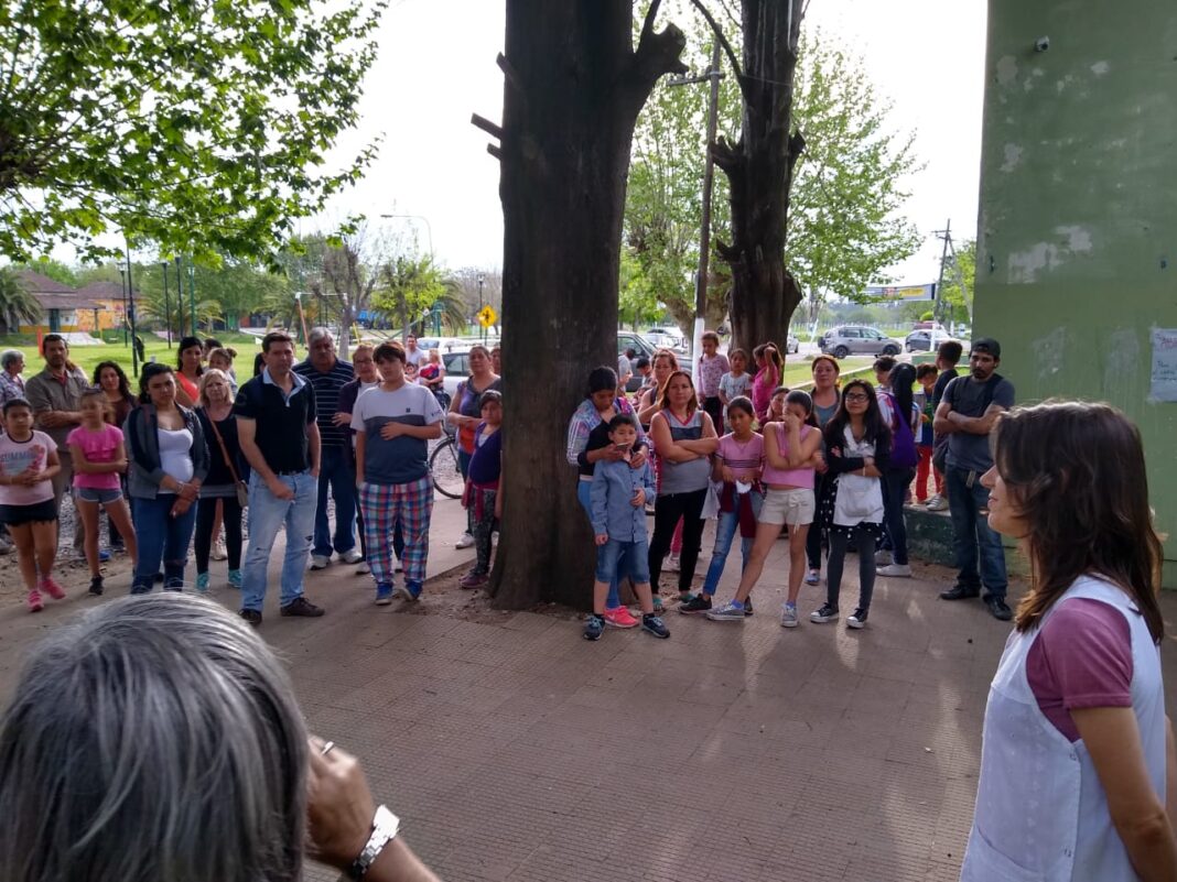 La comunidad educativa de la Escuela Secundaria N°7 de Arturo Seguí convocó a un “abrazo” simbólico en rechazo al cierre de AFTE.