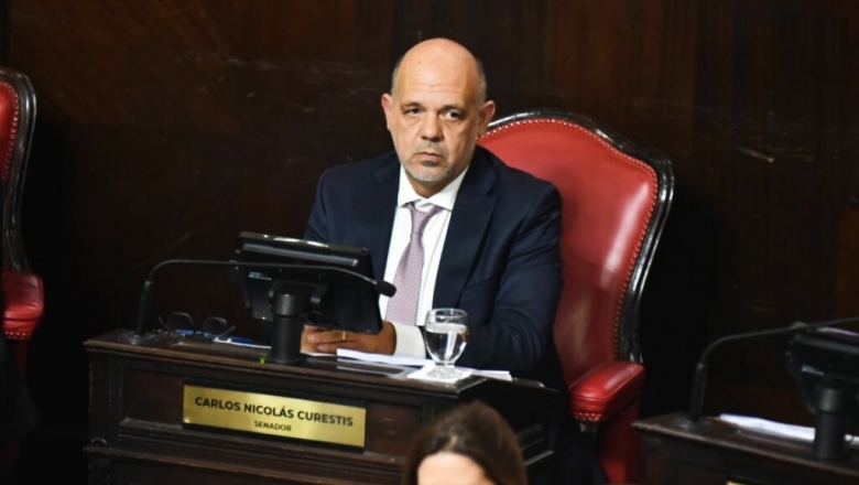 Carlos Curestis, fue uno de los primeros en pronunciarse a favor de la suspensión de las PASO en el Senado.
