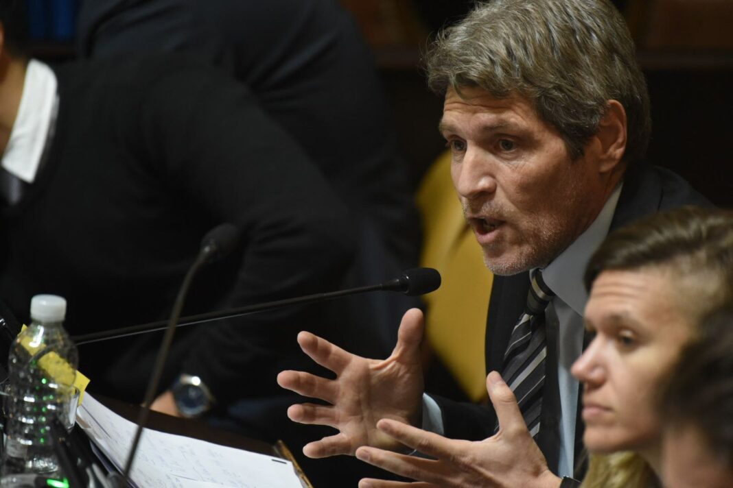 El diputado libertario Guillermo Castello criticó el proyecto de reelecciones indefinidas. “La casta usa la ley para perpetuarse en el poder y mantener privilegios”, afirmó.