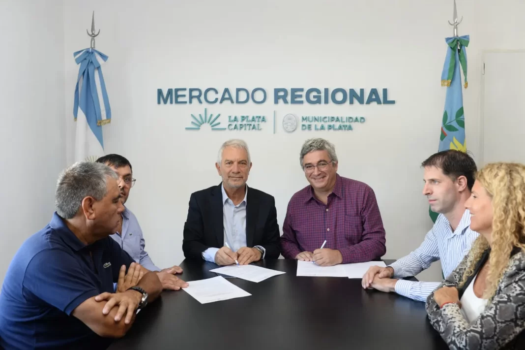 El intendente, Julio Alak, firmó convenios con el ministro de Desarrollo Agrario, Javier Rodríguez, para que lleguen los Mercados Bonaerenses a la capital provincial.