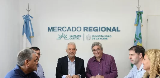 El intendente, Julio Alak, firmó convenios con el ministro de Desarrollo Agrario, Javier Rodríguez, para que lleguen los Mercados Bonaerenses a la capital provincial.