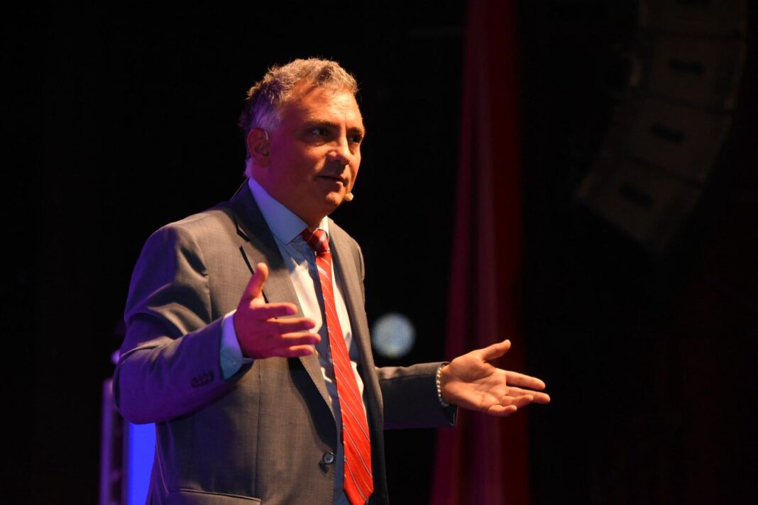 El titular de LLA provincia, Sebastián Pareja, defendió a la intendenta Fernanda Astorino de las críticas de Mauricio Macri y le envió un mensaje al titular del PRO: “Lo noto preocupado”.