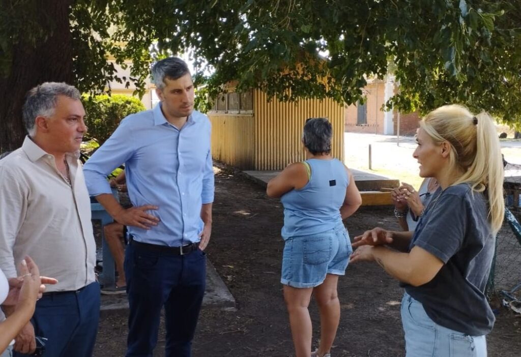 El titular de LLA provincia, Sebastián Pareja, defendió a la intendenta Fernanda Astorino de las críticas de Mauricio Macri. 