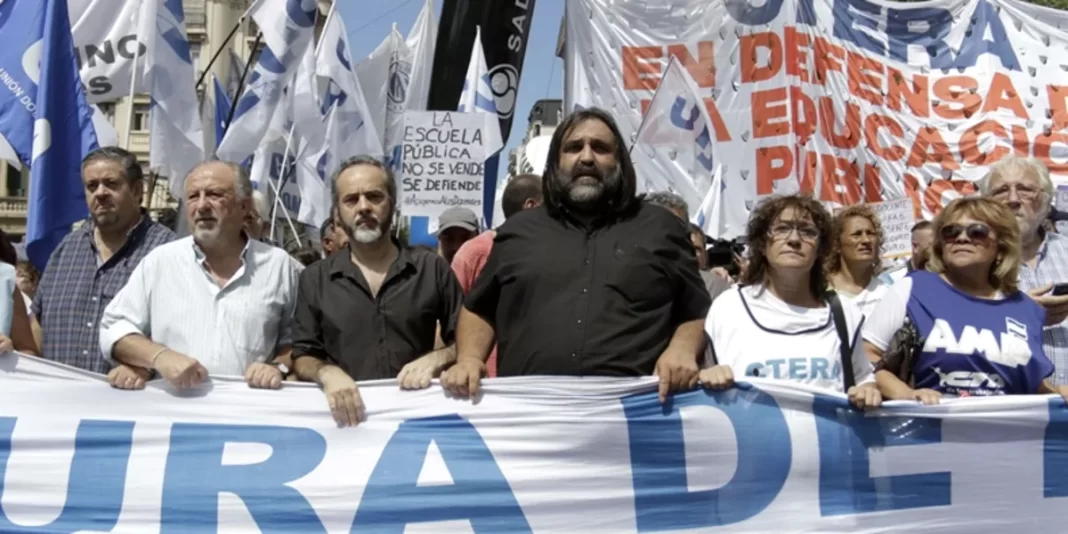 Los gremios que forman parte de la CGT anunciaron un paro docente de 48 horas que comenzará el lunes y el Gobierno convocó a una mesa de diálogo.