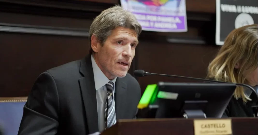 A tono con el Ejecutivo nacional, el diputado bonaerense, Guillermo Castello, presentó un proyecto para eliminar el feriado “populista” por el Día del Empleado Público.