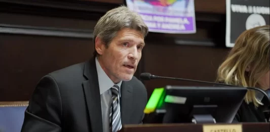 A tono con el Ejecutivo nacional, el diputado bonaerense, Guillermo Castello, presentó un proyecto para eliminar el feriado “populista” por el Día del Empleado Público.