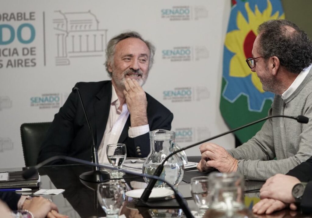 En 2024, Senadores libertarios y bullrichistas tambien presentaron proyectos para eliminar la obligatoriedad del cobro de haberes por el Banco Provincia.