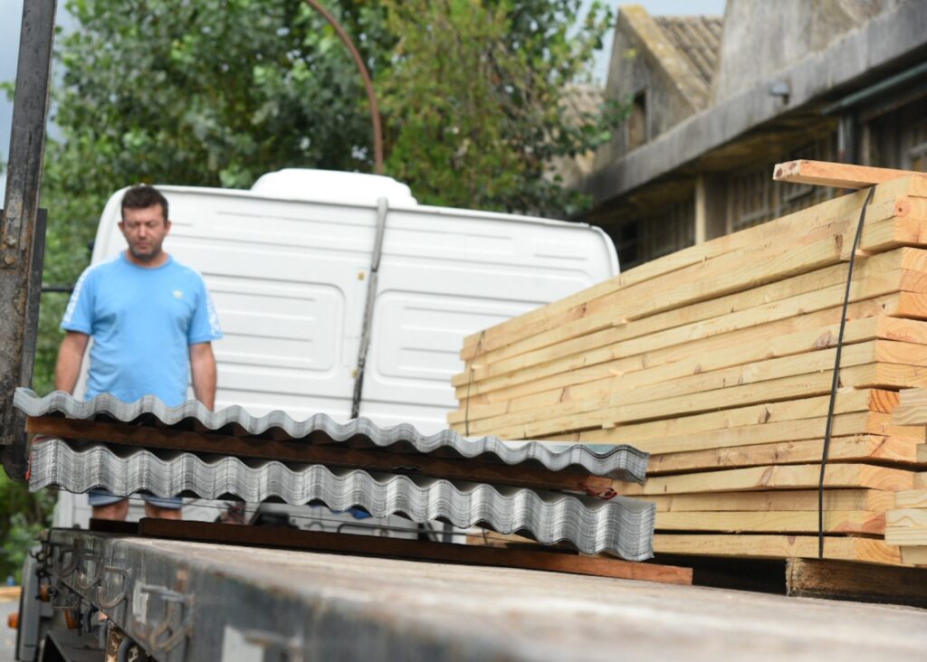 El Gobierno bonaerense, a cargo de Axel Kicillof, sale a asistir a los municipios afectados por el temporal que azotó el AMBA.
