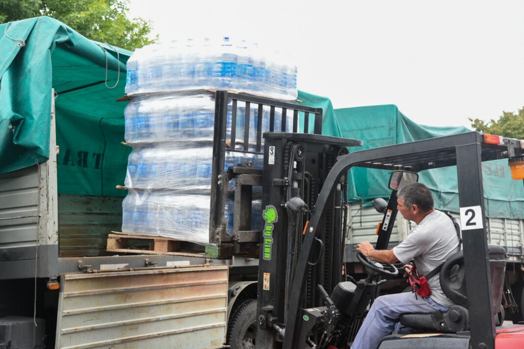 El Gobierno bonaerense, a cargo de Axel Kicillof, sale a asistir a los municipios afectados por el temporal que azotó el AMBA. Todos los detalles.