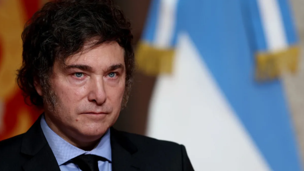 El Gobierno de Javier Milei anunció que intervendrá en la compra de Telefónica Argentina por parte de Telecom, empresa del Grupo Clarín.