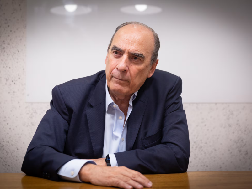 El Gobierno de Javier Milei anunció que intervendrá en la compra de Telefónica Argentina por parte de Telecom, empresa del Grupo Clarín.