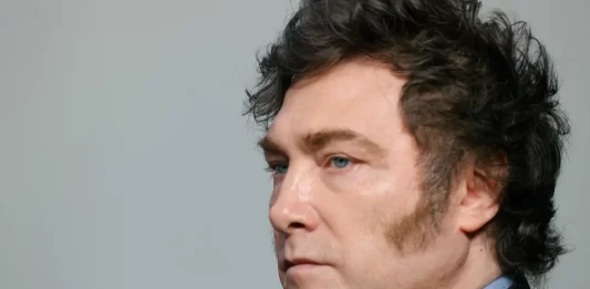 La Justicia recibió un pedido para secuestrar los celulares del presidente Javier Milei, su hermana Karina Milei y el vocero Manuel Adorni, tras el escándalo cripto.