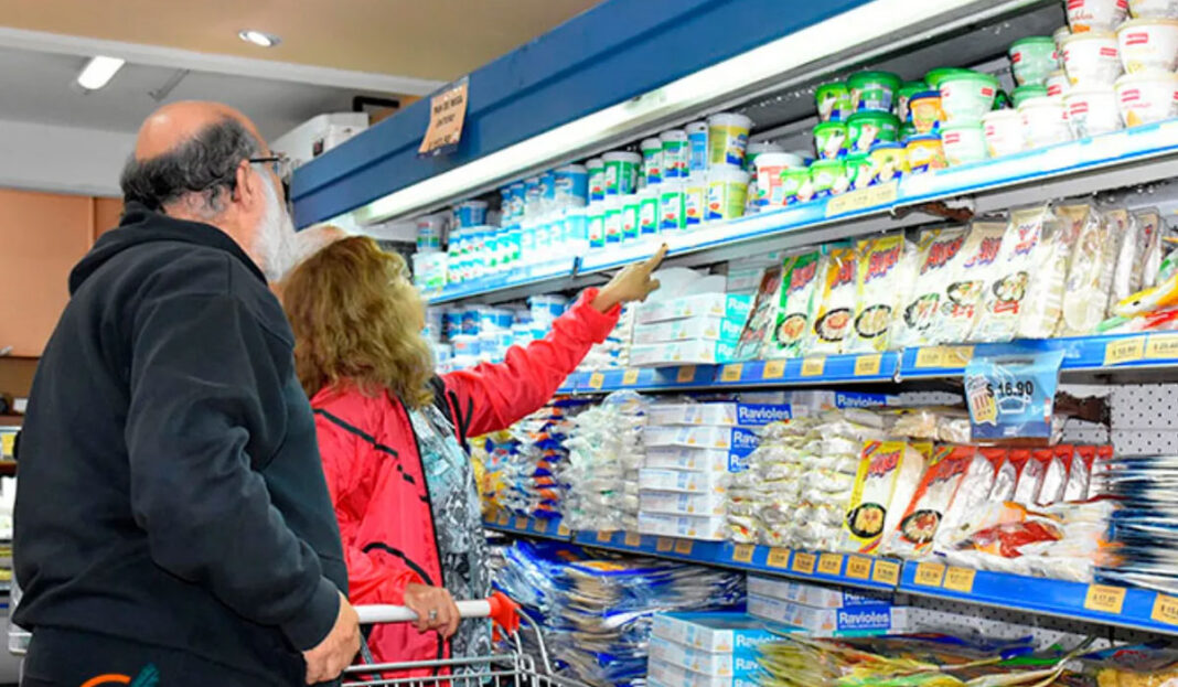 El INDEC precisó que el consumo en supermercados y autoservicios mayoristas tuvieron una marcada caída en 2024.