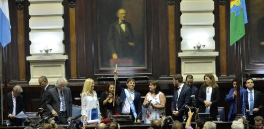 Kicillof desafía la hegemonía de La Cámpora, los intendentes y el massismo en la Legislatura bonaerense.