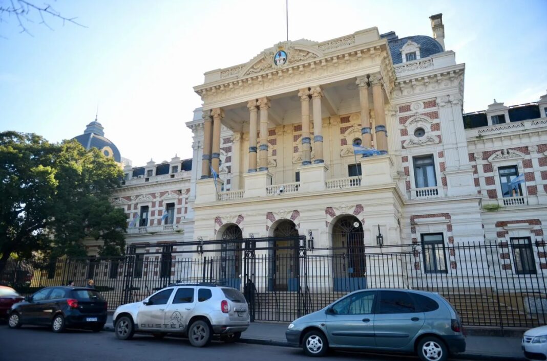 El Foro de Medios Digitales Bonaerenses (Fomeb) denuncia el impacto de la suspensión de la pauta oficial y exige respuestas del Gobierno provincial.