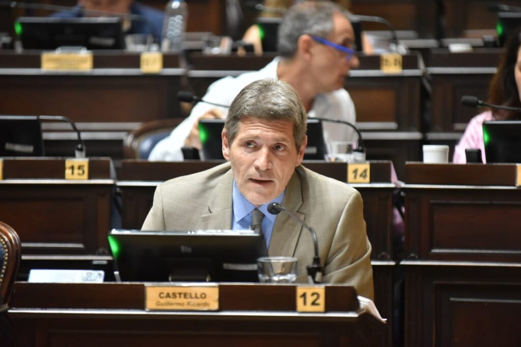El diputado Guillermo Castello presentó el proyecto de ley para habilitar el autodespacho de combustible.