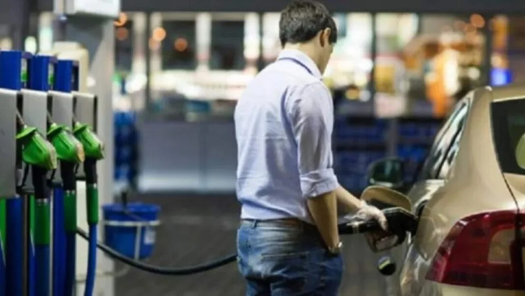El diputado bonaerense de LLA, Guillermo Castello, presentó un proyecto de ley para habilitar el autodespacho de combustible.