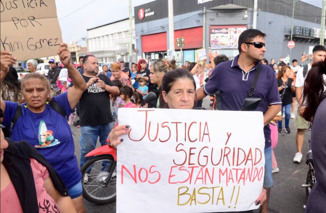 La indignación por el brutal asesinato de la niña Kim Gómez estalló en las calles de ciudad de La Plata.