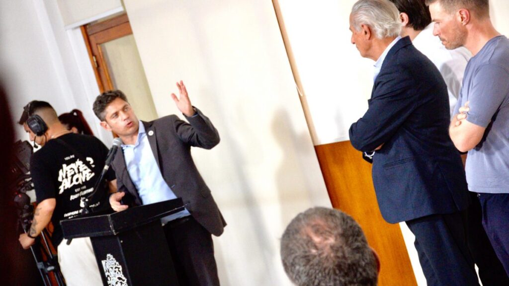 El gobernador bonaerense Axel Kicillof y el intendente de La Costa, Juan de Jesús.