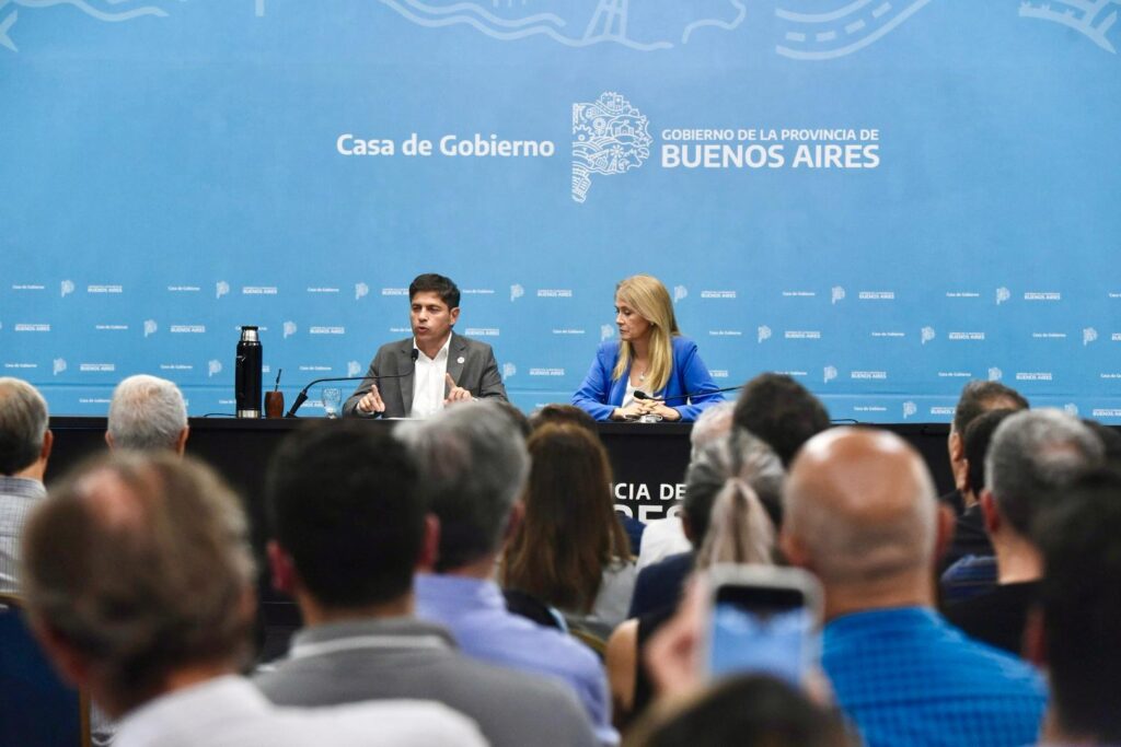 Kicillof manifestó que es necesaria la unidad para "defender la democracia" y calificó a Milei de "autoritario".