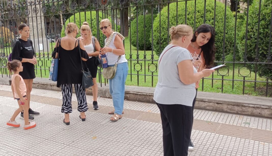 Una multisectorial de jubilados este viernes realizó una junta de firmas frente a la Legislatura bonaerense. Cuáles son sus reclamos.