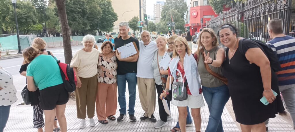 Jubilados esta tarde en las inmediaciones de la Legislatura bonaerense, junto con el diputado camporista de La Plata, Ariel Archanco.