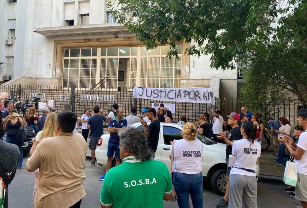 Tras el crimen de Kim Gómez, la Justicia dictaminó la prisión preventiva por 180 días para el acusado de 17 años, mientras que su cómplice de 14 seguirá con medidas de seguridad.