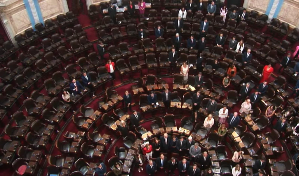 El presidente Javier Milei realiza la apertura de la Asamblea Legislativa ante un Congreso semivacío. 