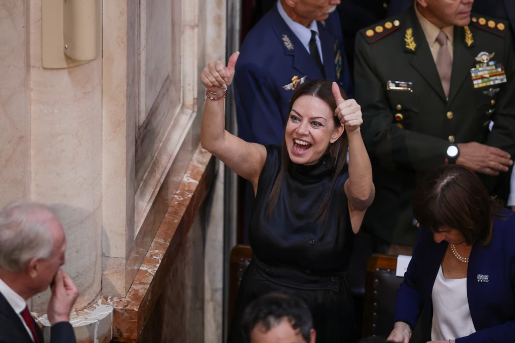 La Ministra de Capital Humano, Sandra Pettovello, festejando con el palco libertario. 