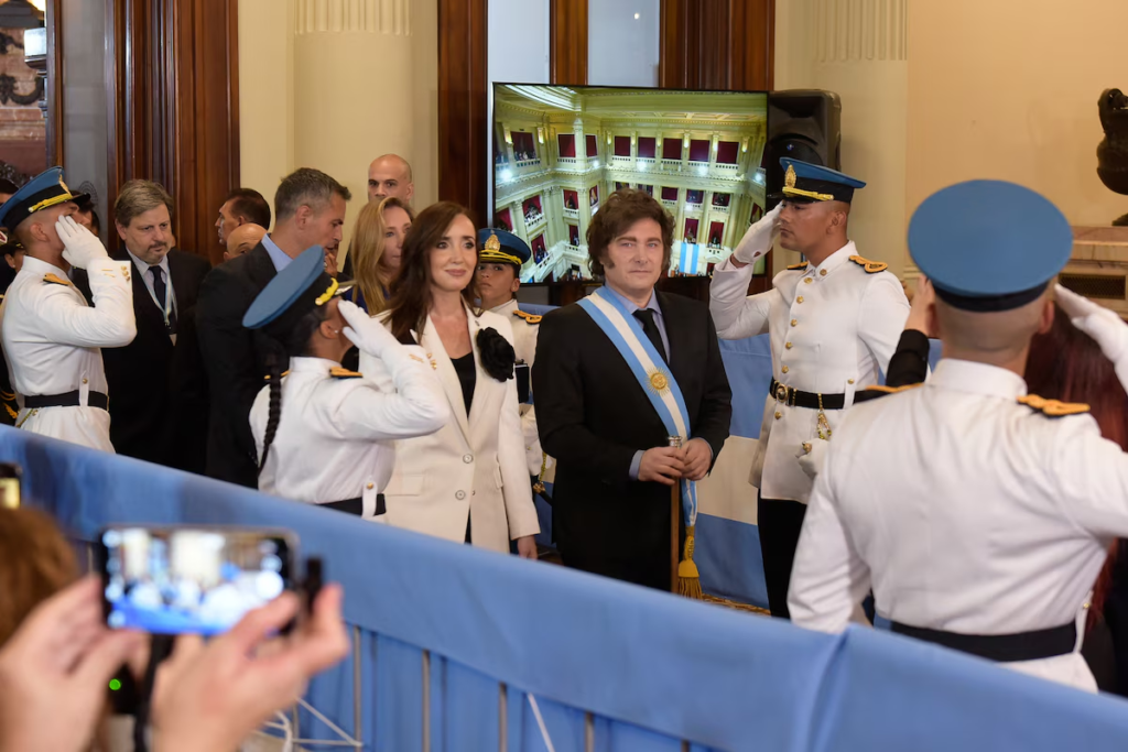 El ingreso del presidente Javier Milei junto con la vicepresidenta Victoria Villarruel. 