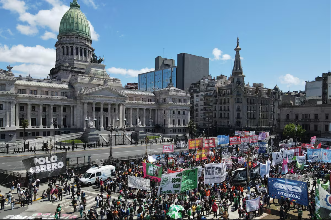 Distintas figuras políticas anunciaron un acto frente al Congreso para exigir el inicio de un juicio político contra Milei.