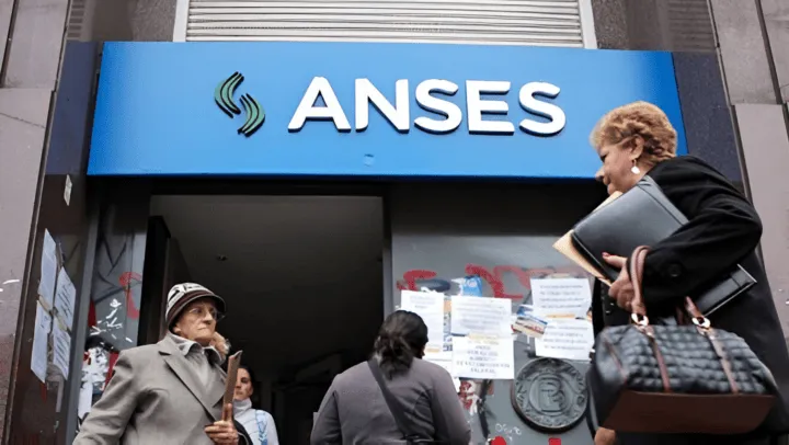 El Gobierno oficializó un nuevo bono de $70.000 para jubilados y pensionados con haberes mínimos, a través de la ANSES.